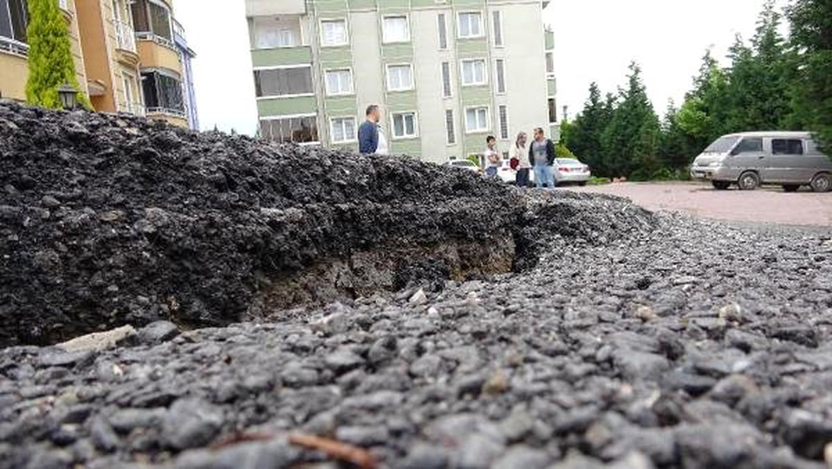 Karabük\'te İki Sitenin Bahçesinde Çökme Meydana Geldi, Yolda Çatlak Oluştu