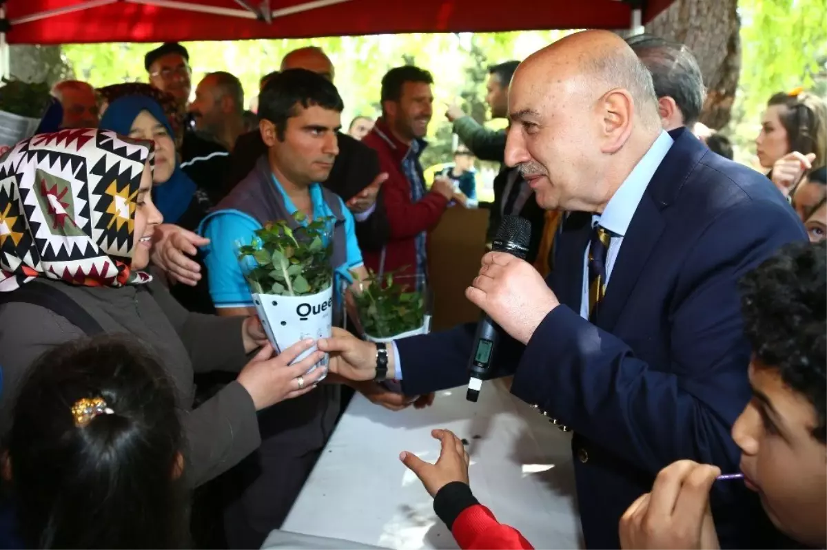 Keçiören Belediye Başkanı Altınok Anneler Günü\'nde Gül Dağıttı