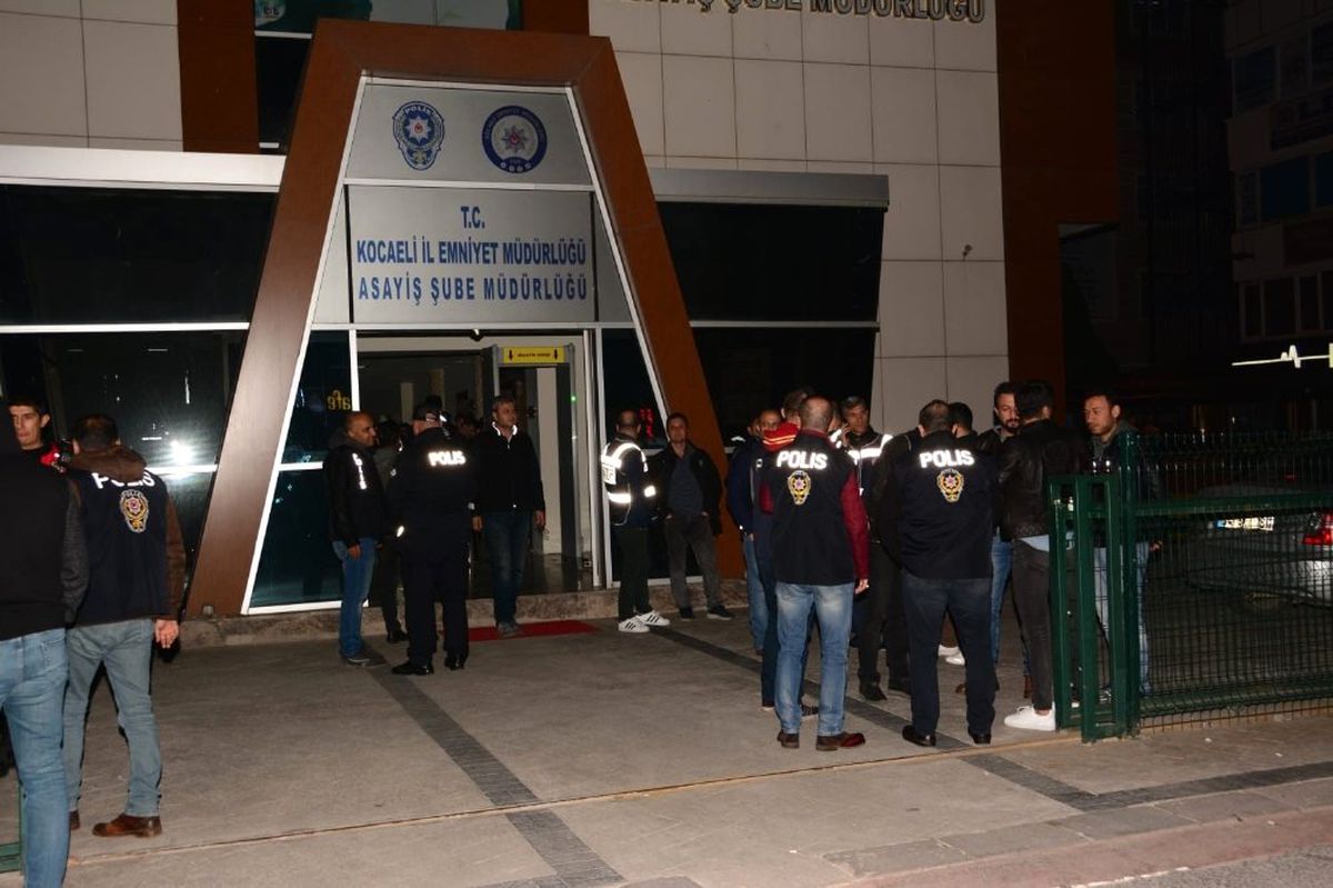 Kocaeli\'de Kumar Oynatılan İş Yerlerine Operasyon: 15 Gözaltı