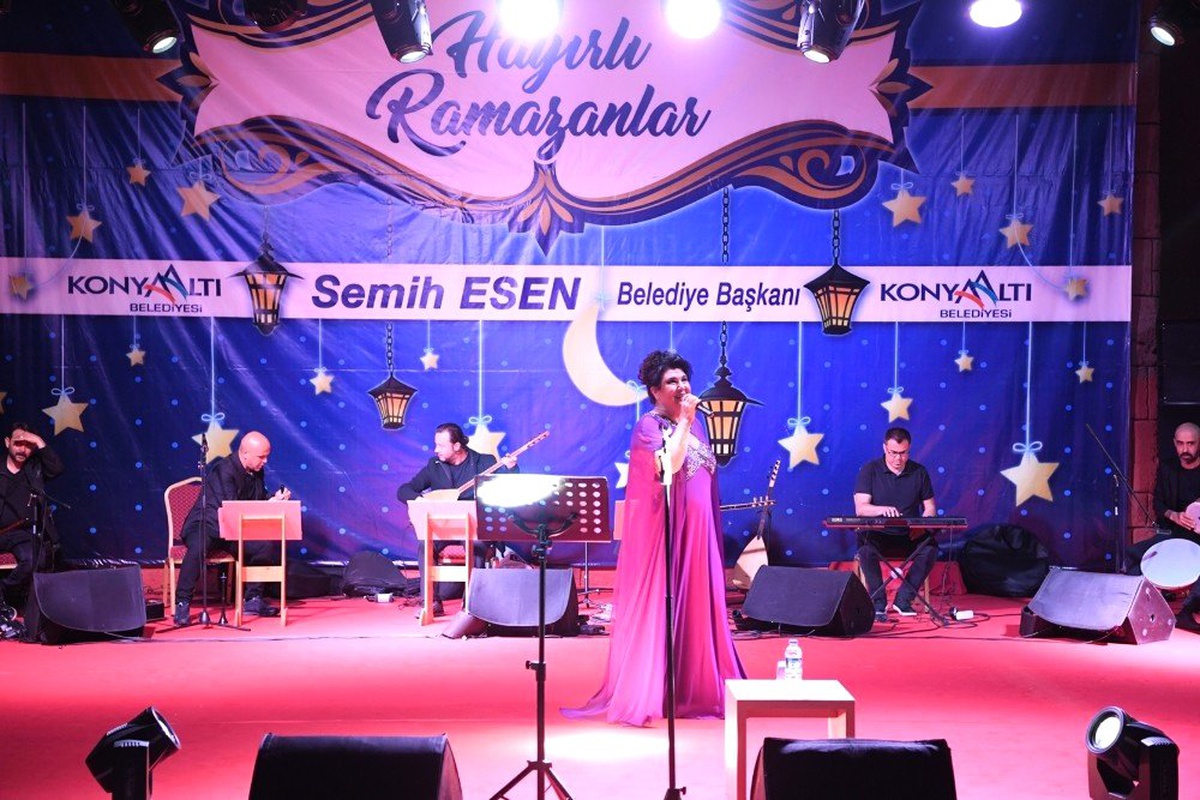 Konyaaltı\'nda Türk Halk Müziği Ziyafeti