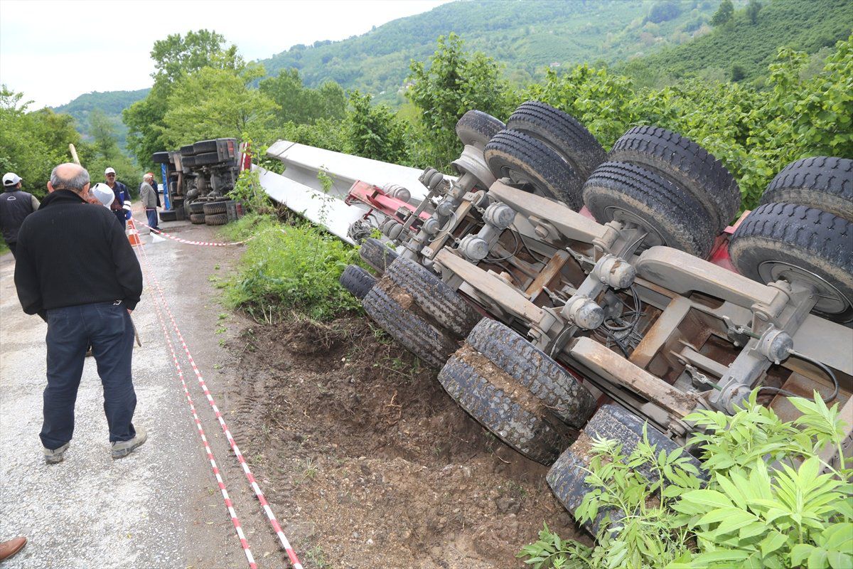 Köprü Kirişi Yüklü Tır Fındık Bahçesine Devrildi: 1 Yaralı