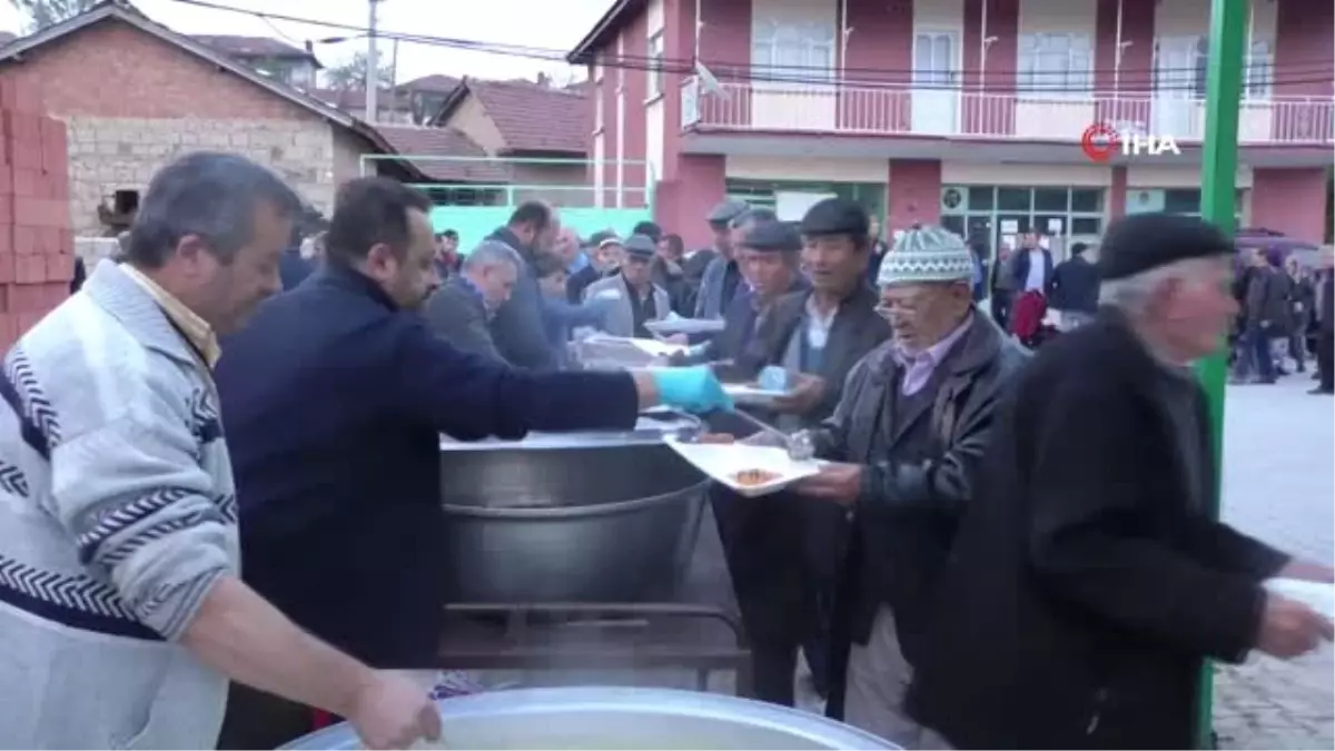 Kümbetliler Eski Geleneklerini Sürdürüyor, Ramazan Ayı Boyunca İftar Yemeği Veriyor