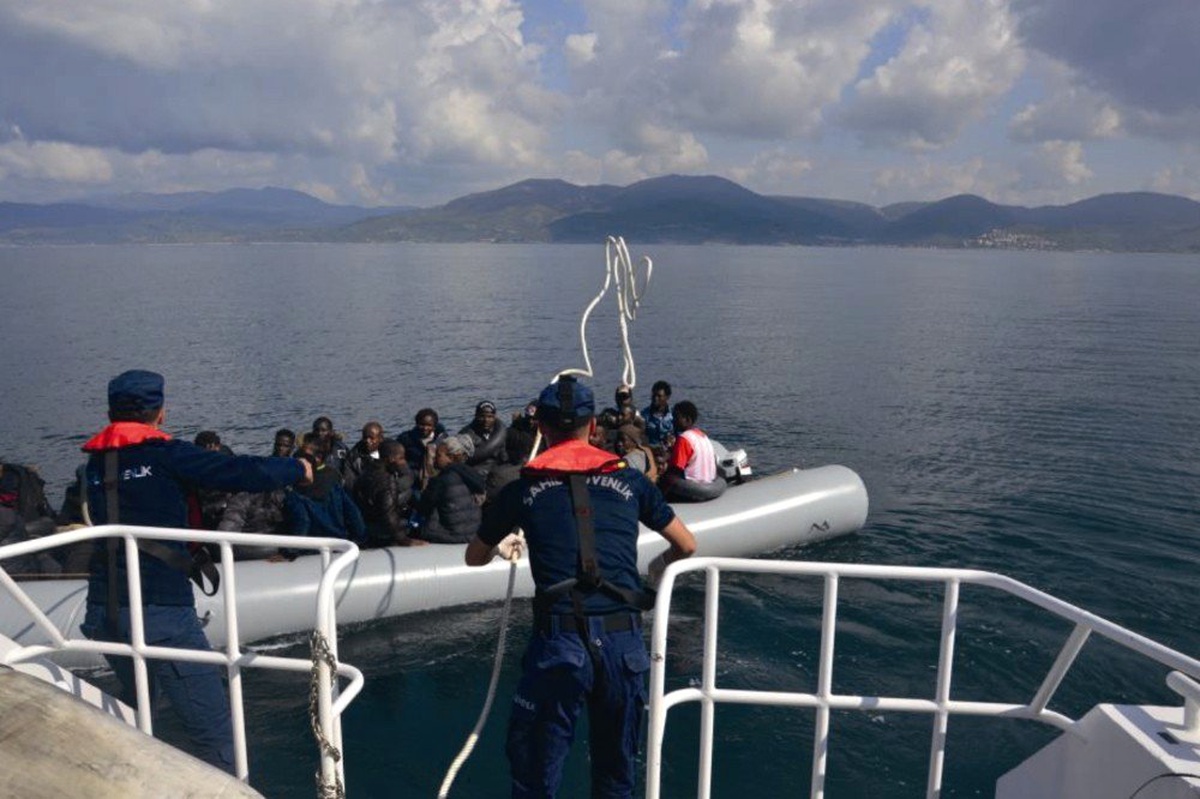Kuşadası\'nda 14\'ü Çocuk 39 Kaçak Göçmen Yakalandı