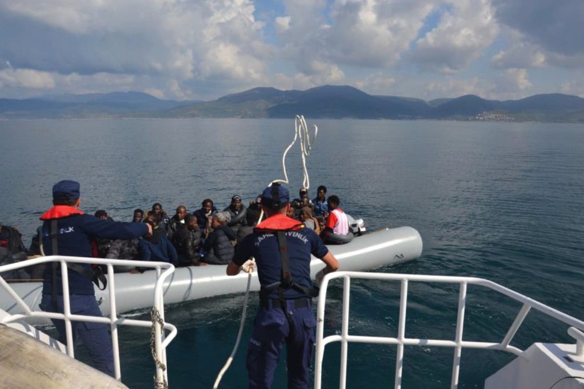 Kuşadası\'nda 14\'ü Çocuk 39 Kaçak Göçmen Yakalandı