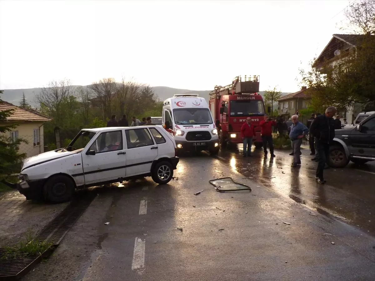 Mengen\'de Kamyonetle Otomobil Çarpıştı: 4 Yaralı