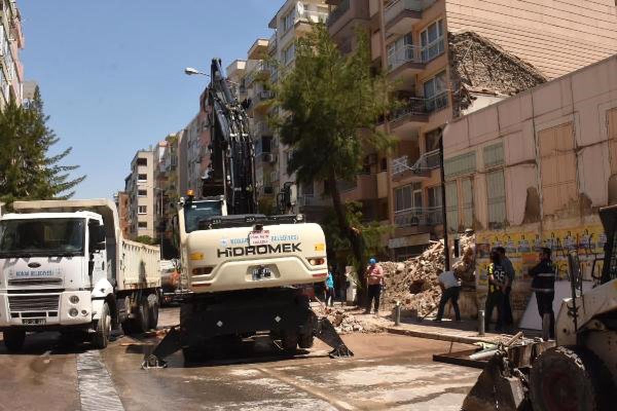 Metruk Binanın Bir Bölümü Çöktü (2)