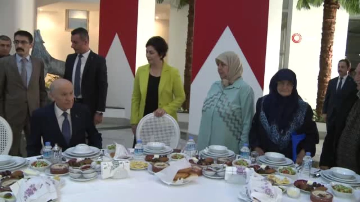 MHP Lideri Devlet Bahçeli Anneler Günü\'nde Ülkücü Şehitlerin Aileleriyle Buluştu