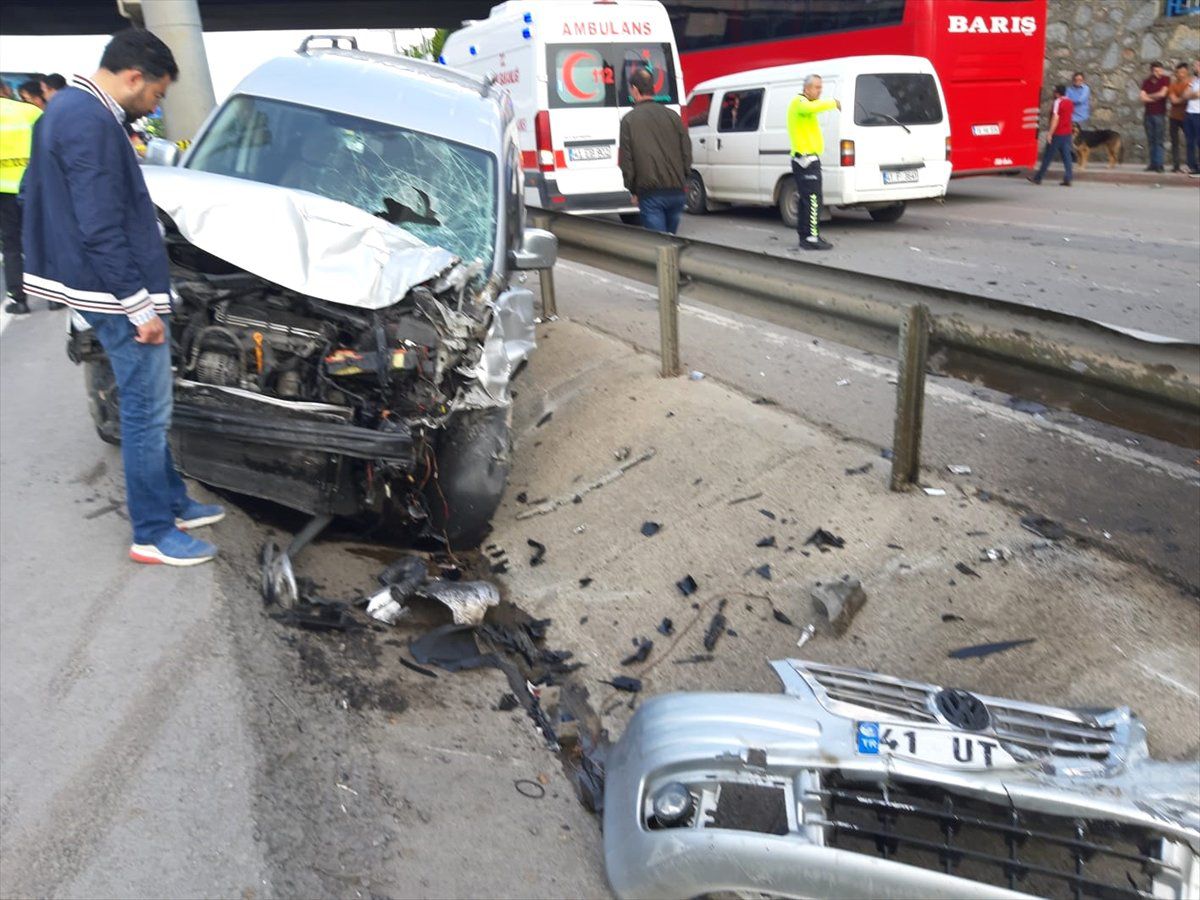 Midibüs ile Hafif Ticari Araç Çarpıştı: 1 Ölü, 15 Yaralı