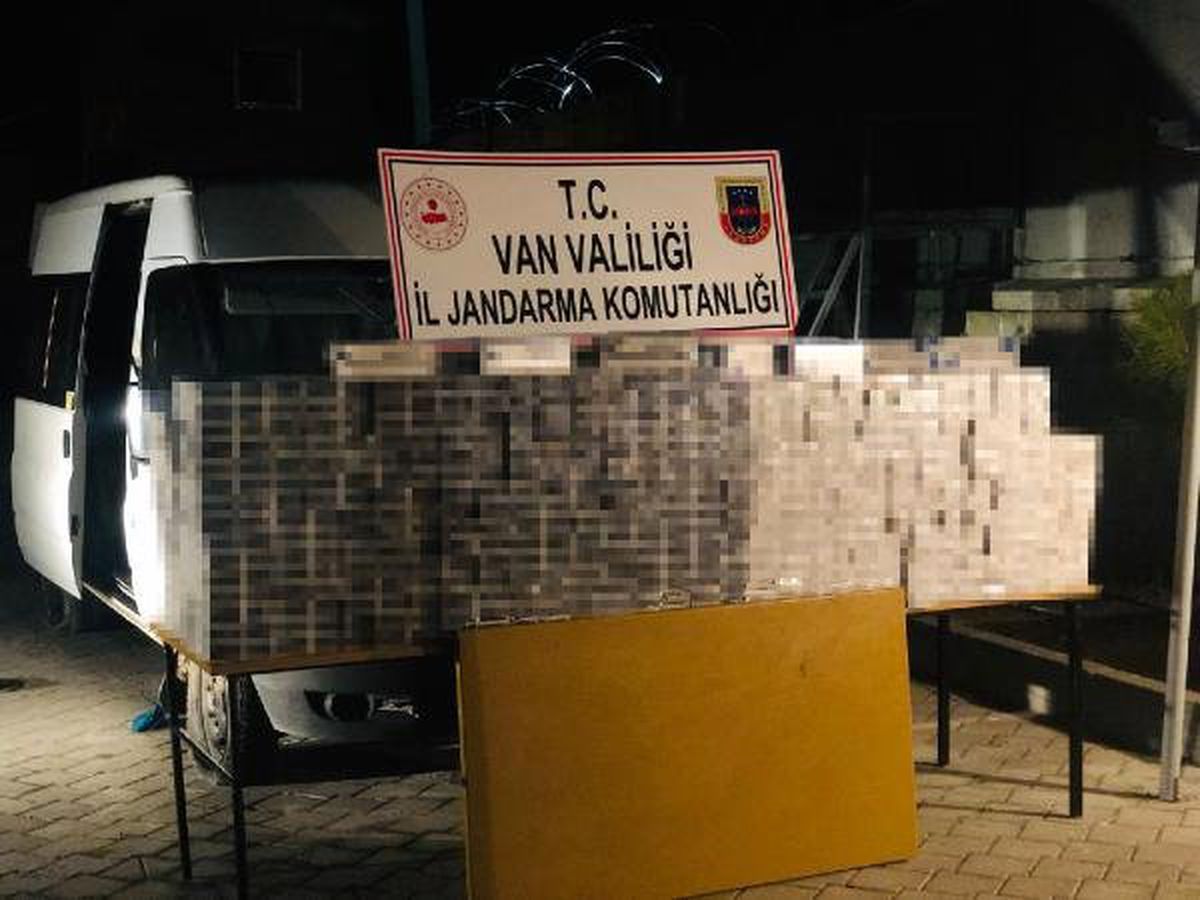 Minibüsten 9 Bin 940 Paket Kaçak Sigara Çıktı