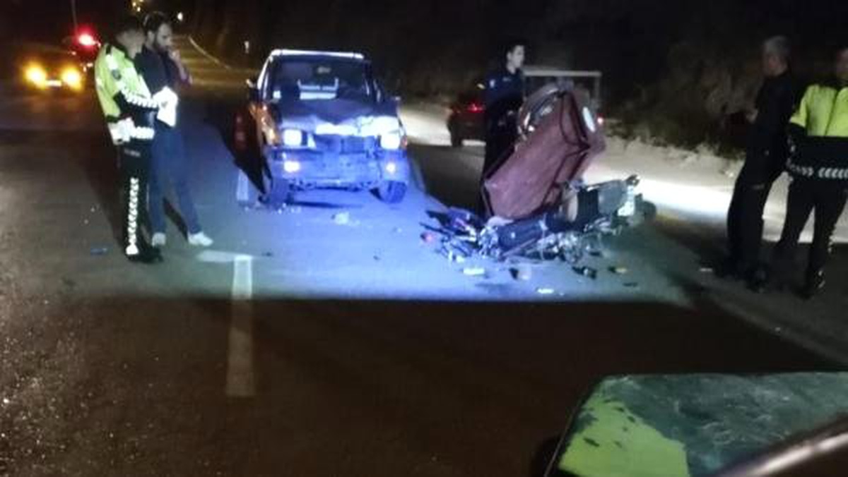 Motosiklet ile Kamyonet Çarpıştı: 2 Ölü