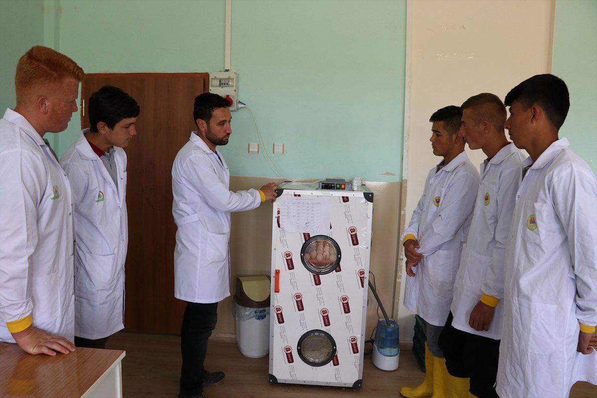 Okulda Çiftçiliği Öğrenip Yöre Halkına Destek Oluyorlar