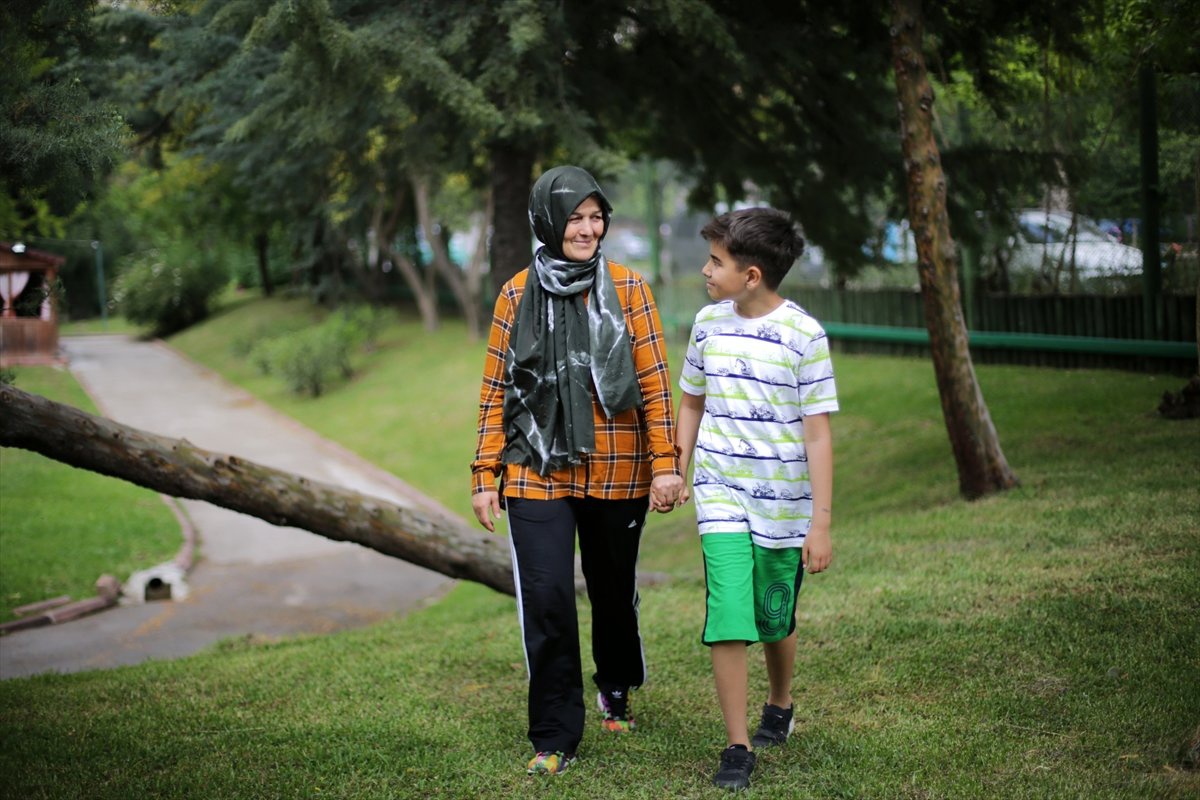 Otizmli Yeğenine 9 Yıldır "Annelik" Yapıyor