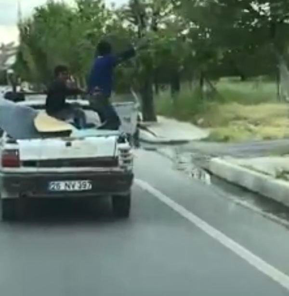 Otomobil Bagajının Üzerinde Çocukların Tehlikeli Yolculuğu