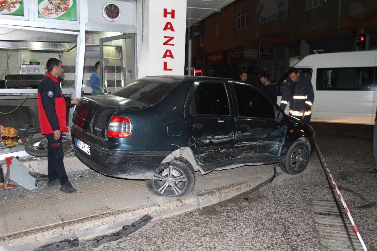 Otomobilin Çarptığı Araç İki Motosiklet ile Bir İş Yerine Vurdu: 2 Yaralı