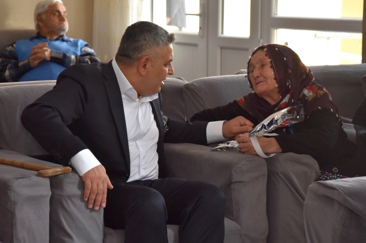 Sadıkoğlu\'ndan Huzurevi Annelerine Ziyaret