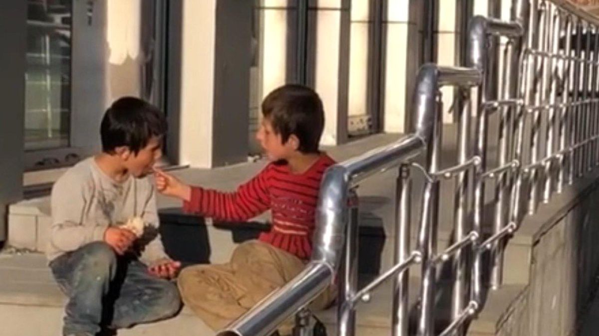 Sarıkamış\'ta Çocukların Yemek Paylaşımı Duygulandırdı