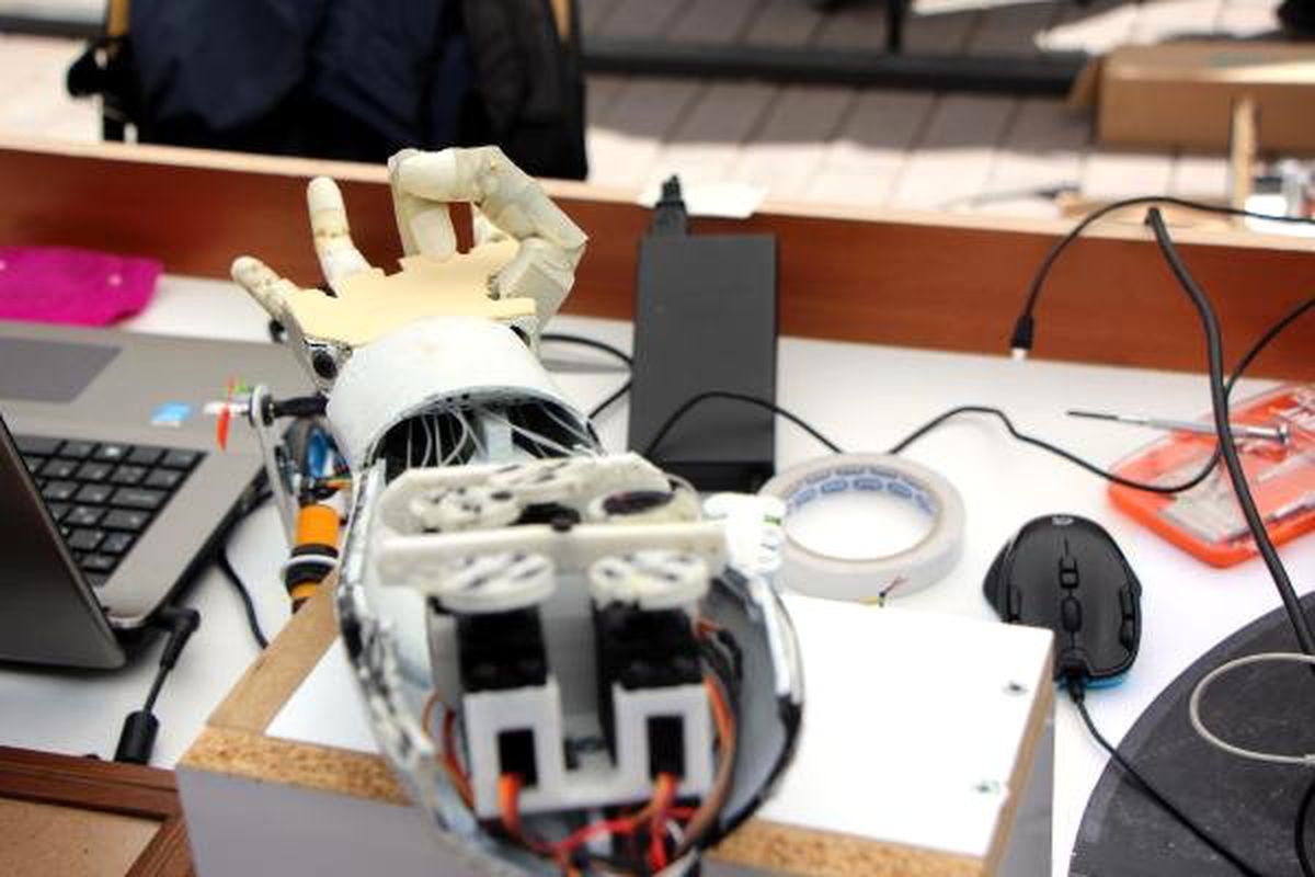 Tasarladıkları Robotik Kolu Tanıttılar