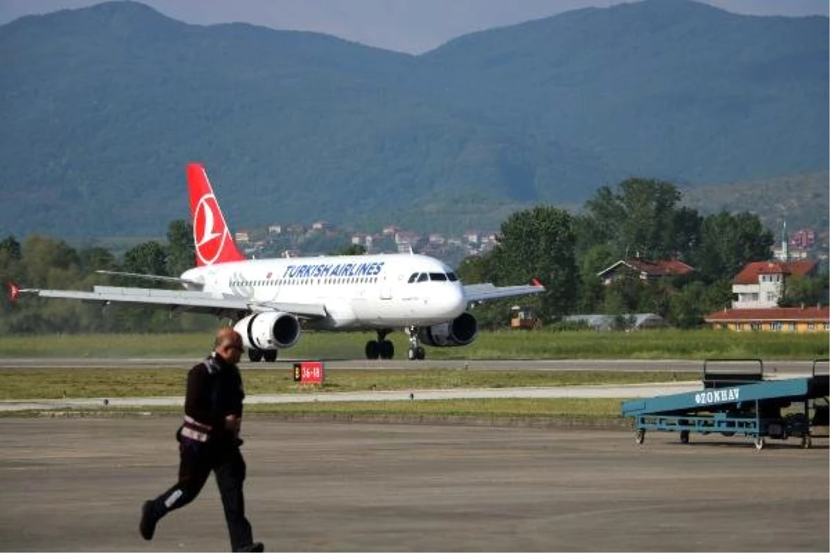 THY\'nin Zonguldak\'a İnen İlk Uçağına, Çiçekli Karşılama