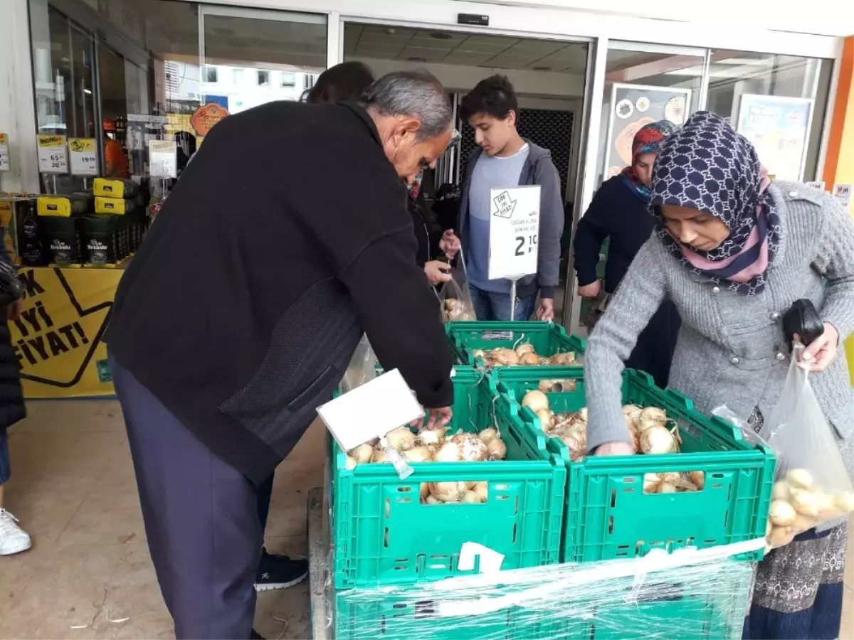 Ucuza Satılan Patates ve Soğana Hücum Ettiler