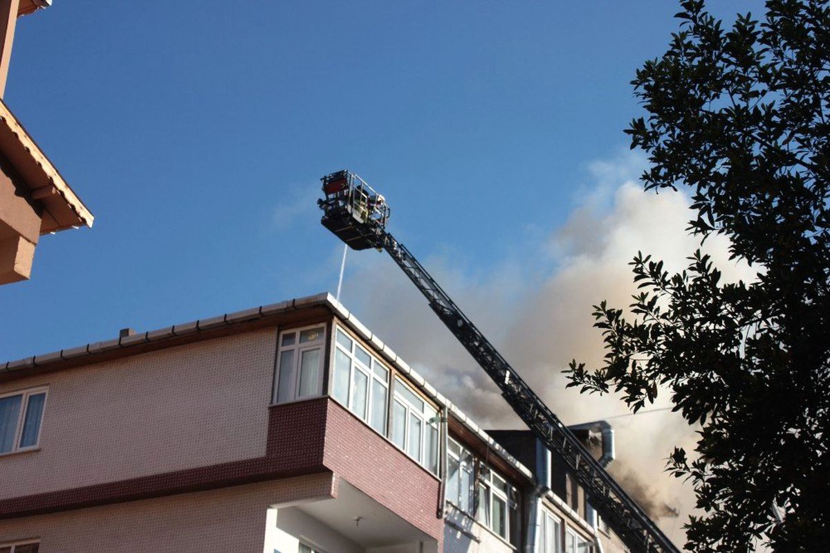 Üsküdar\'da Apartmanda Çıkan Yangın Korkuttu