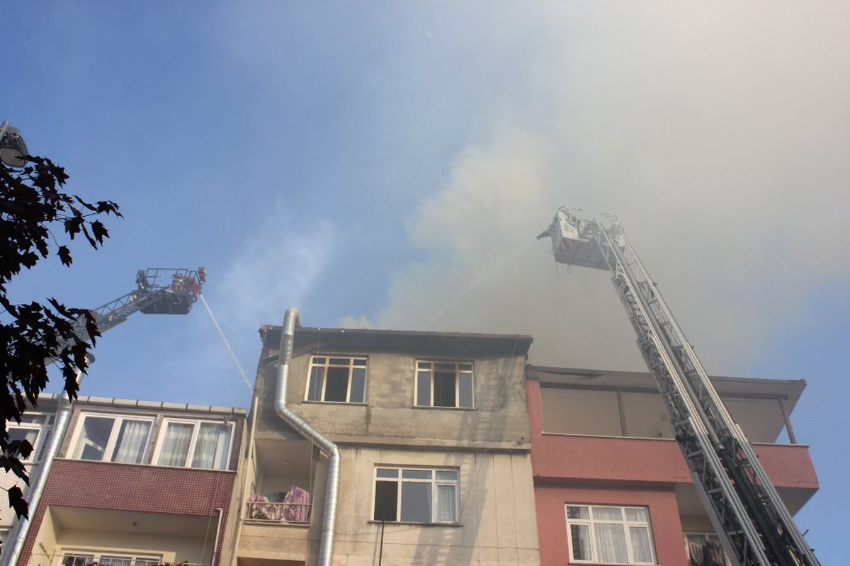 Üsküdar\'da Apartmanda Çıkan Yangın Korkuttu