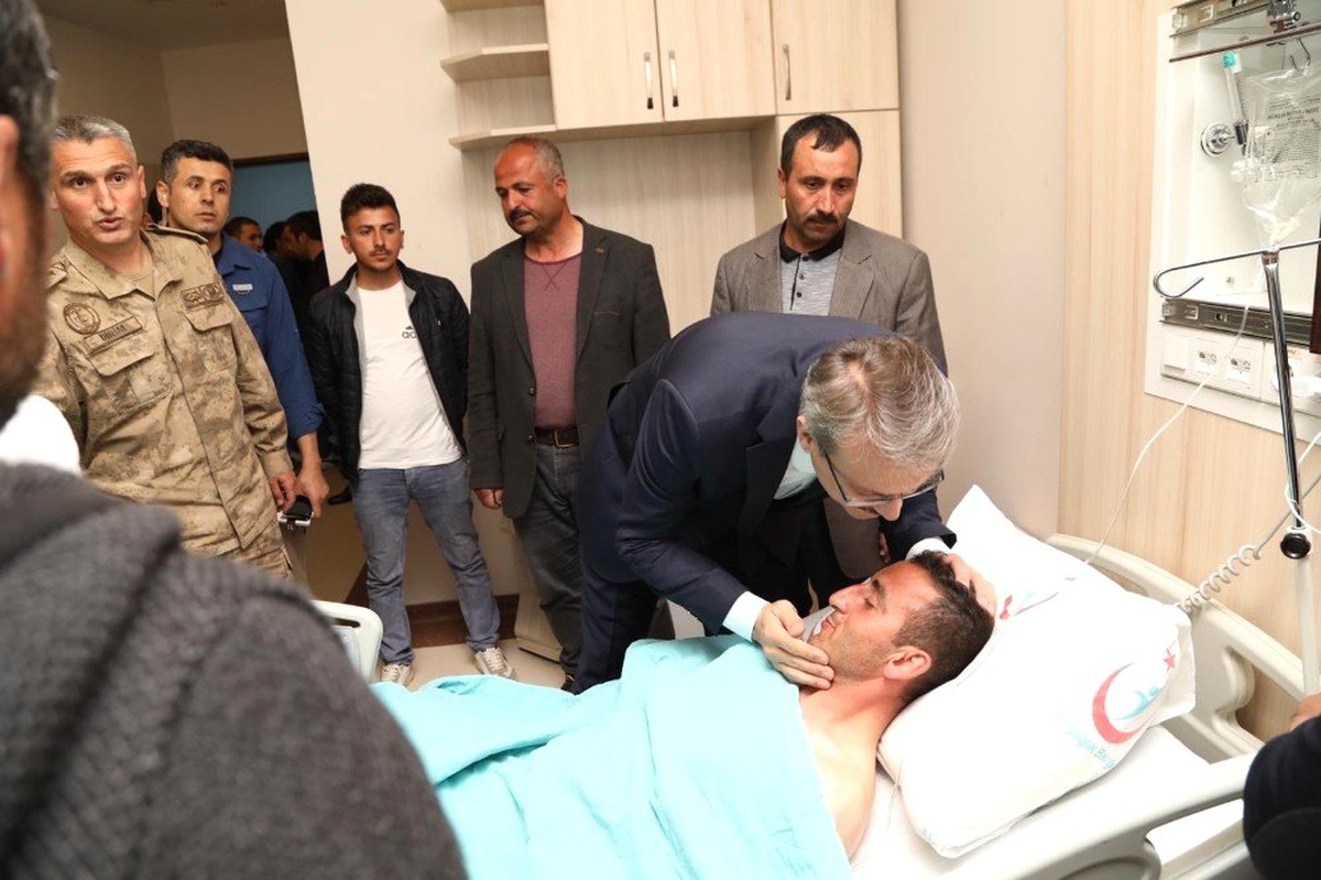 Vali Ekinci, Yaralı Askerleri Ziyaret Etti
