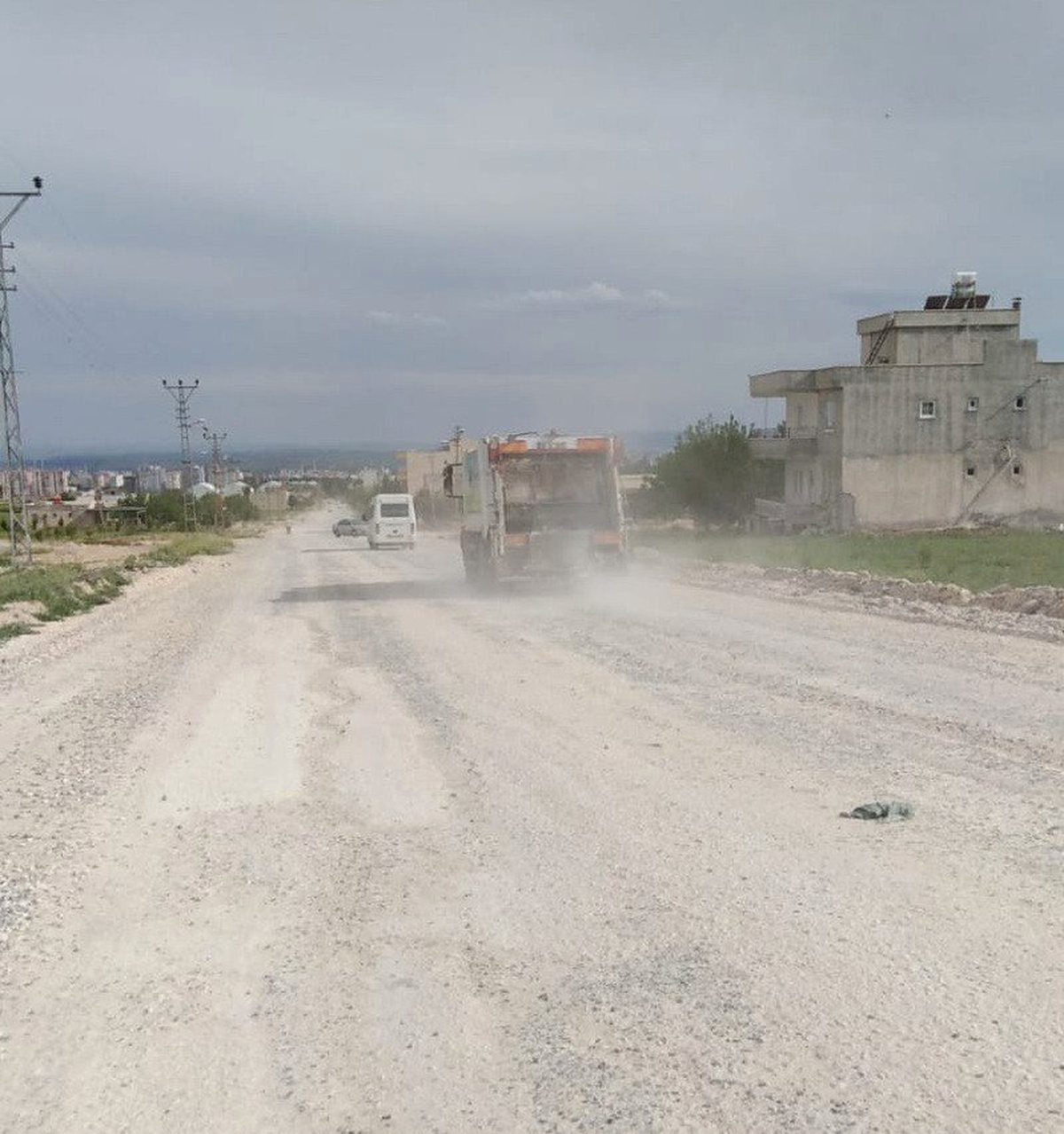 Vatandaşlar Tozlu ve Çukurlu Yoldan Şikayetçi