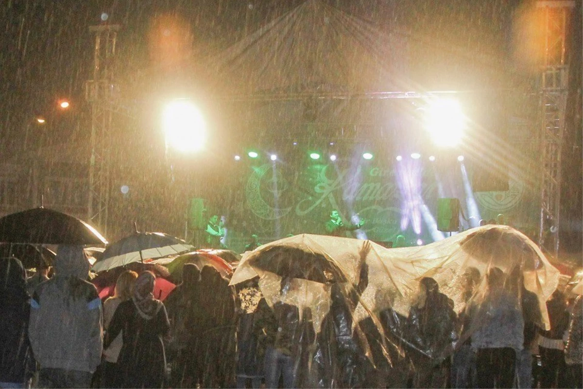 Yağmur Altında Türkü Gecesi