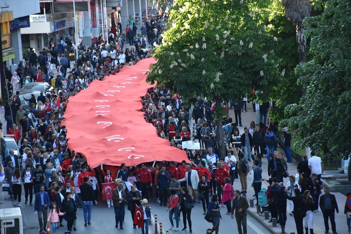 19 Mayıs\'ın 100. Yılında 1919 Metrelik Bayrakla Yürüdüler