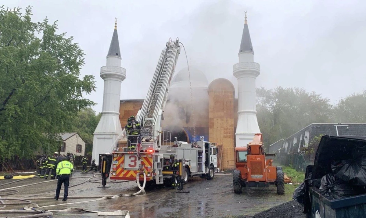 ABD\'de Bir Camide Yangın Çıktı