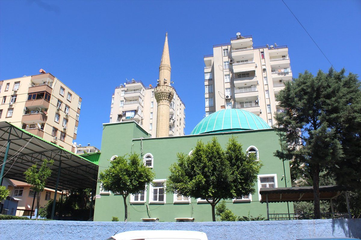 Adana\'da Camide Hırsızlık Anı Kamerada