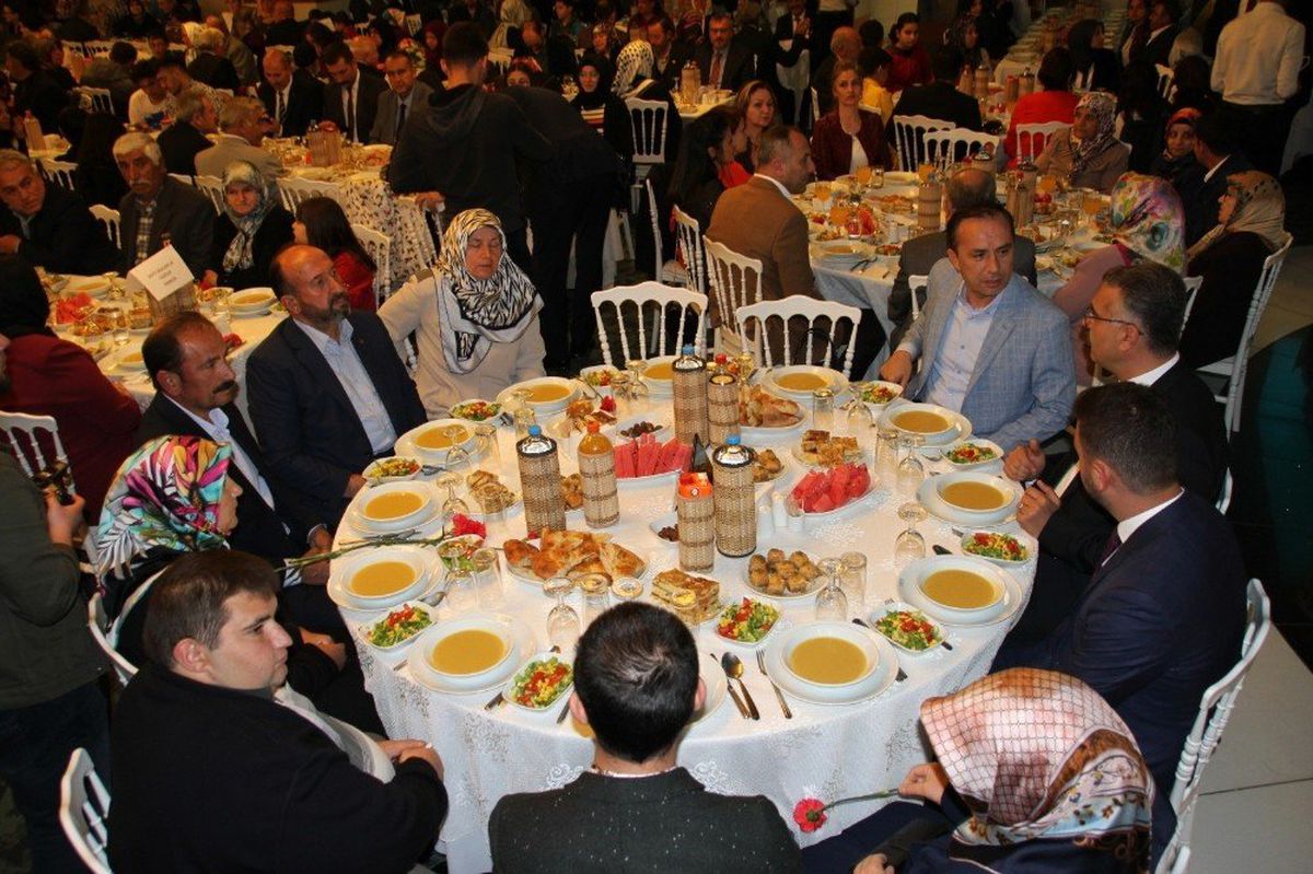 AK Parti\'de Stk ve Şehit Aileleriyle Gönül İftarında Buluştu