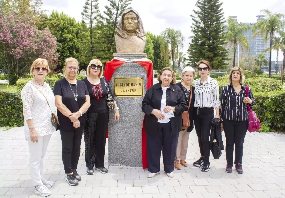 Anneler Günü\'nde Zübeyde Hanım Büstüne Ziyaret