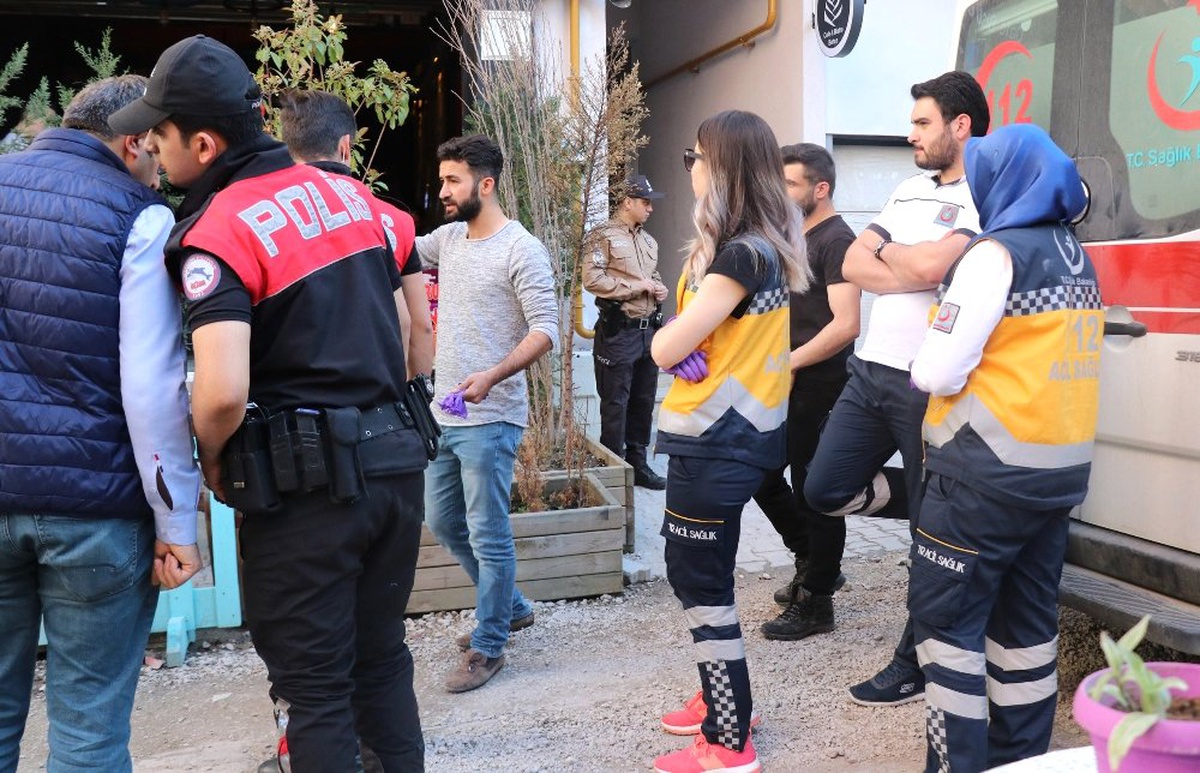 Arkasında Üç Mektup Bırakıp Silahla Hayatına Son Verdi
