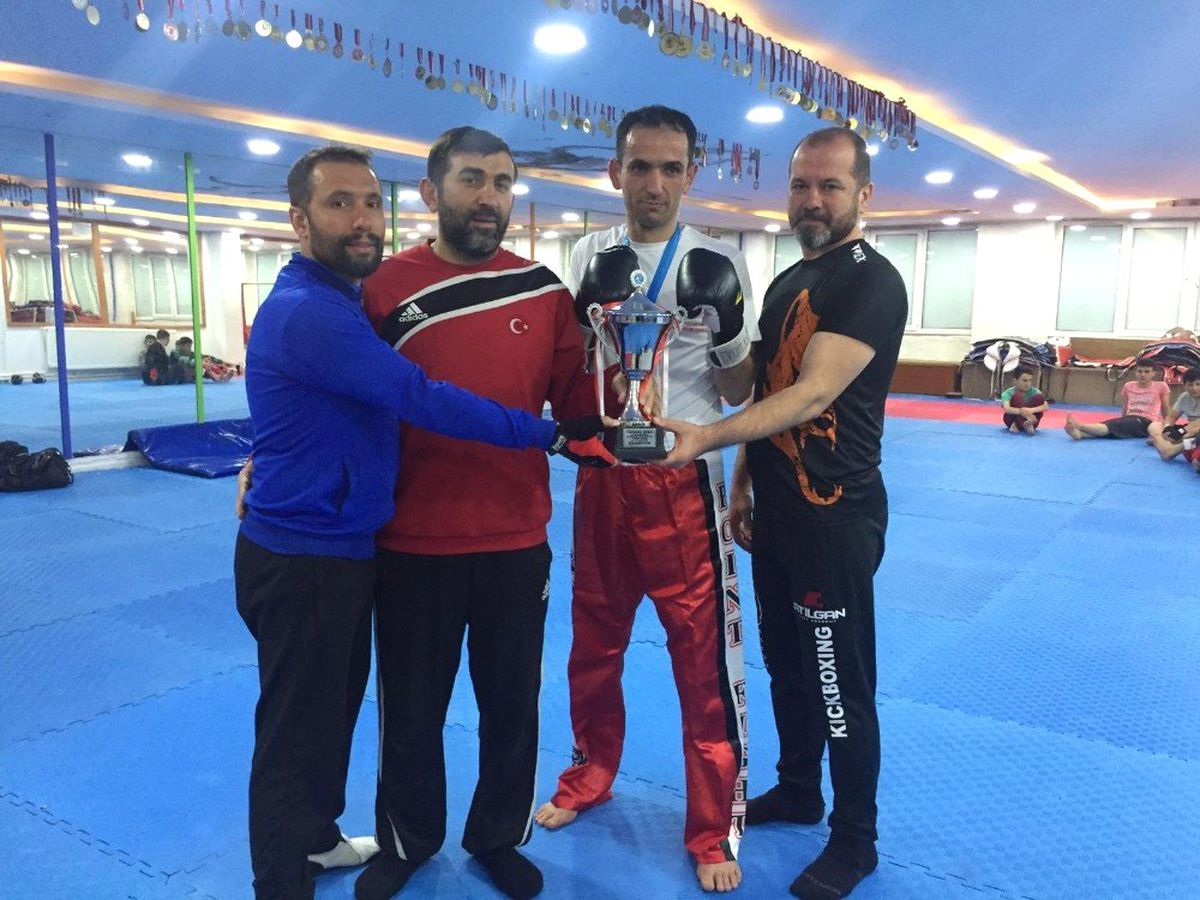 Ayakkabı Tamircisi Kick Boks Avrupa Şampiyonu Oldu