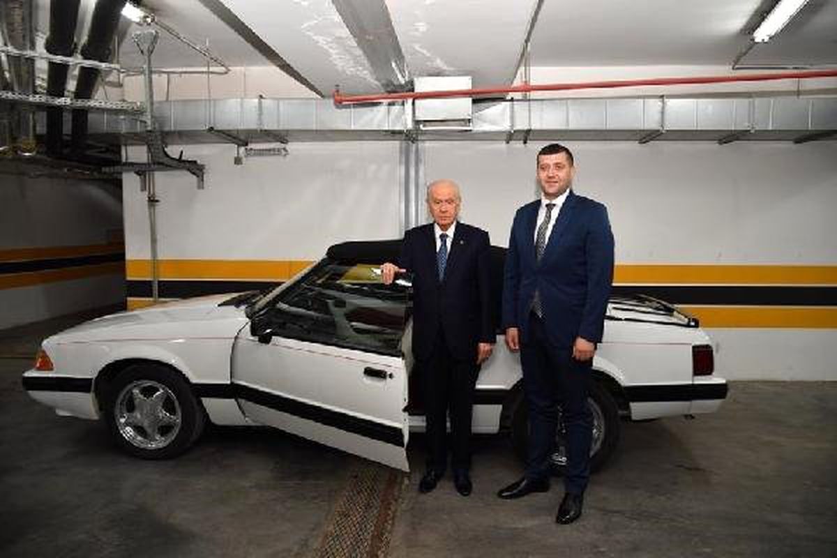 Bahçeli, Eski Model Otomobilini Kayseri Milletvekili Ersoy\'a Hediye Etti