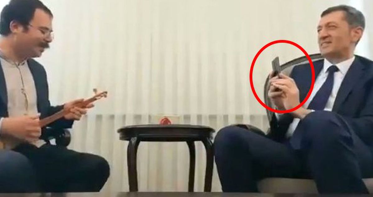 Bakan Selçuk, Hayranlıkla Dinlediği Müzik Öğretmenini Saniye Saniye Kaydetti