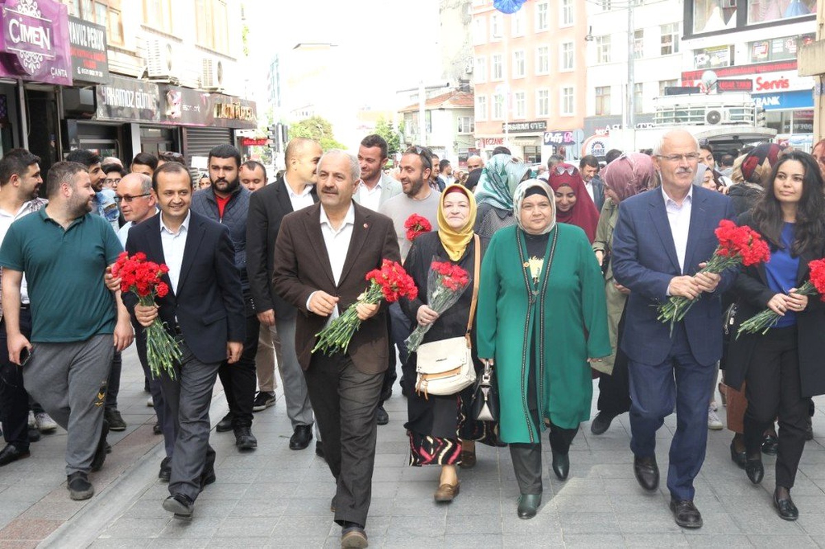 Başkan Büyükgöz\'den Gebzeli Annelere Çiçek Hediye Etti