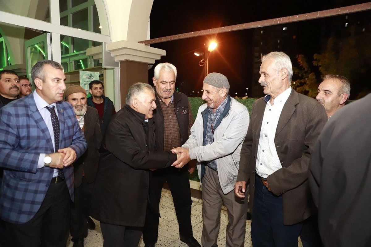 Başkan Büyükkılıç Annelere Çiçek, Çocuklara Hediye Verdi