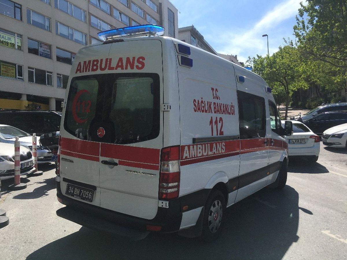 Beyoğlu\'nda Vale Görevlisi Arkadaşı Tarafından Bıçaklandı