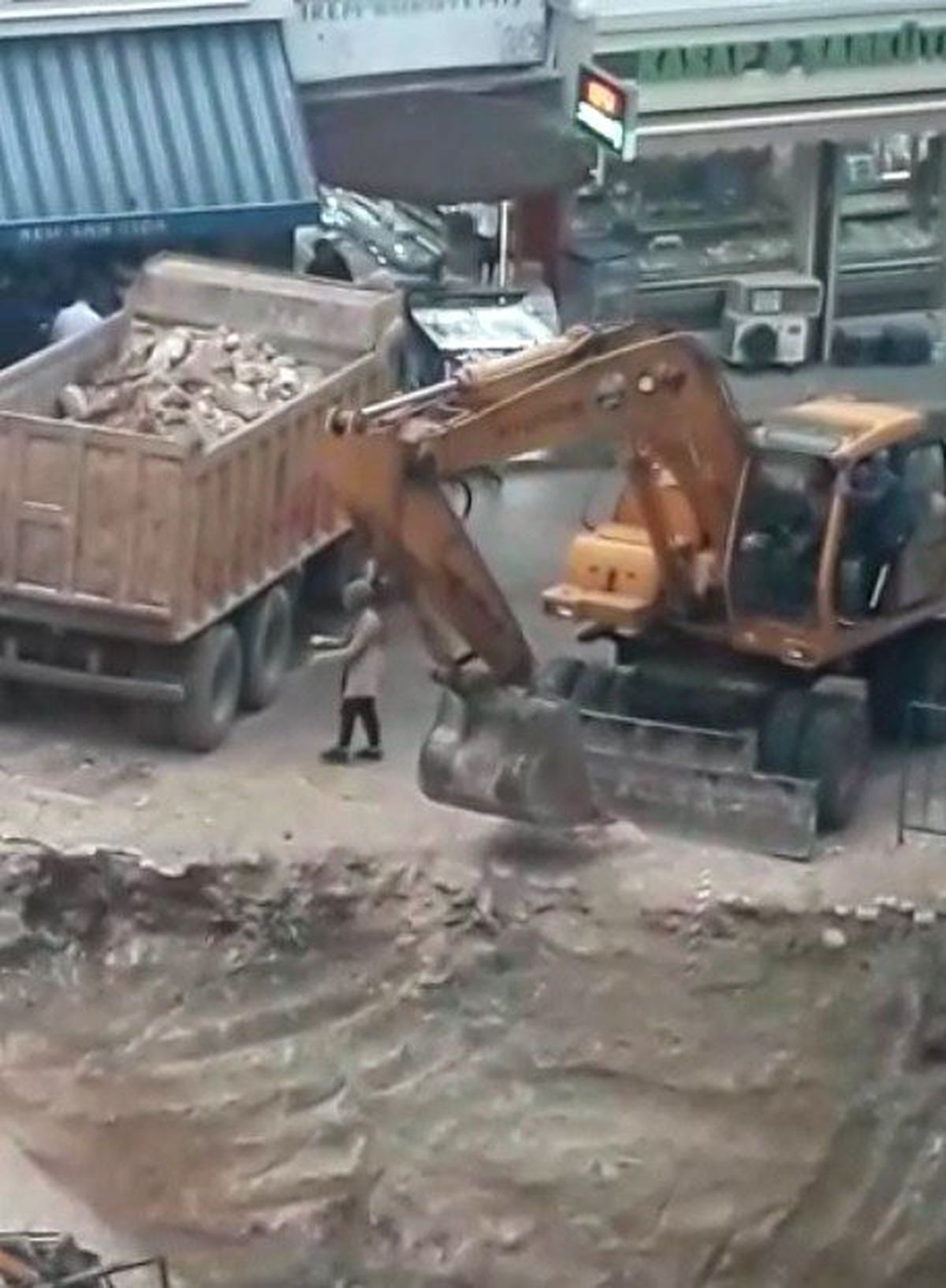Bir İnşaatın 25 Metre Derinliğindeki Temelinden İlginç Görüntüler