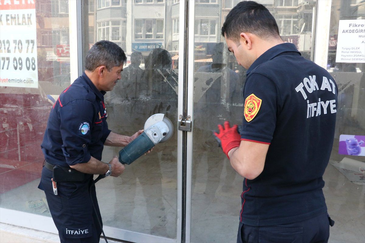 Boş Dükkanda Mahsur Kalan "Sakız"I İtfaiye Ekipleri Kurtarıldı