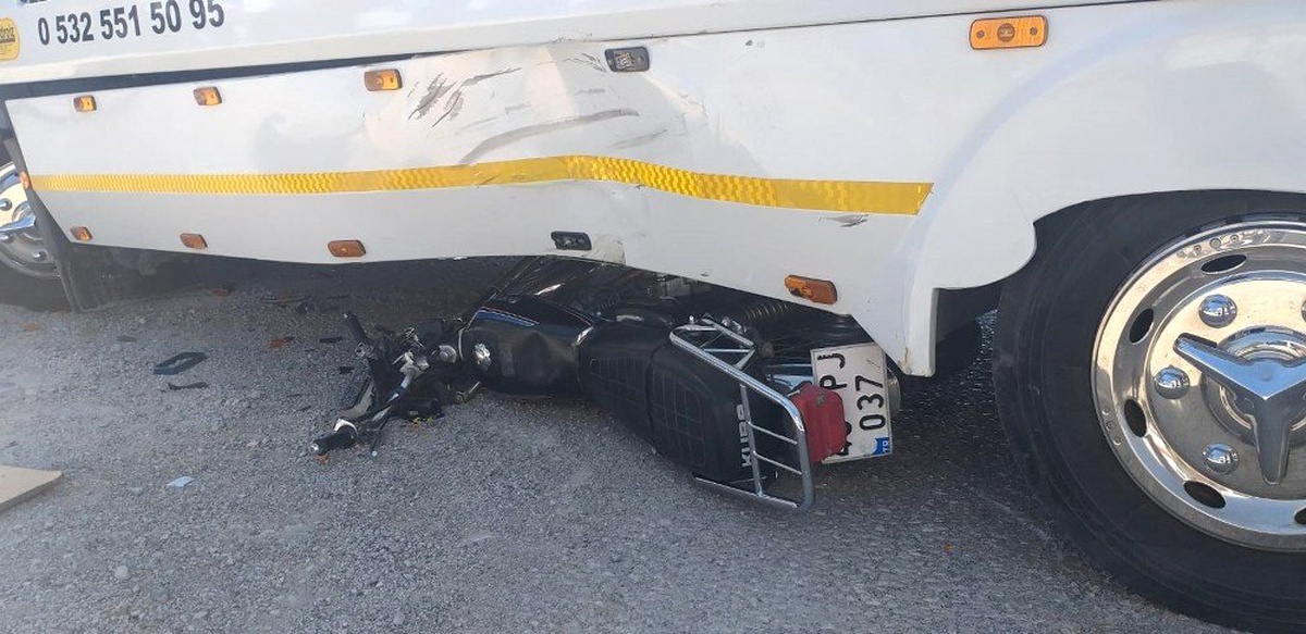 Çekici ile Motosiklet Çarpıştı: 2 Ağır Yaralı