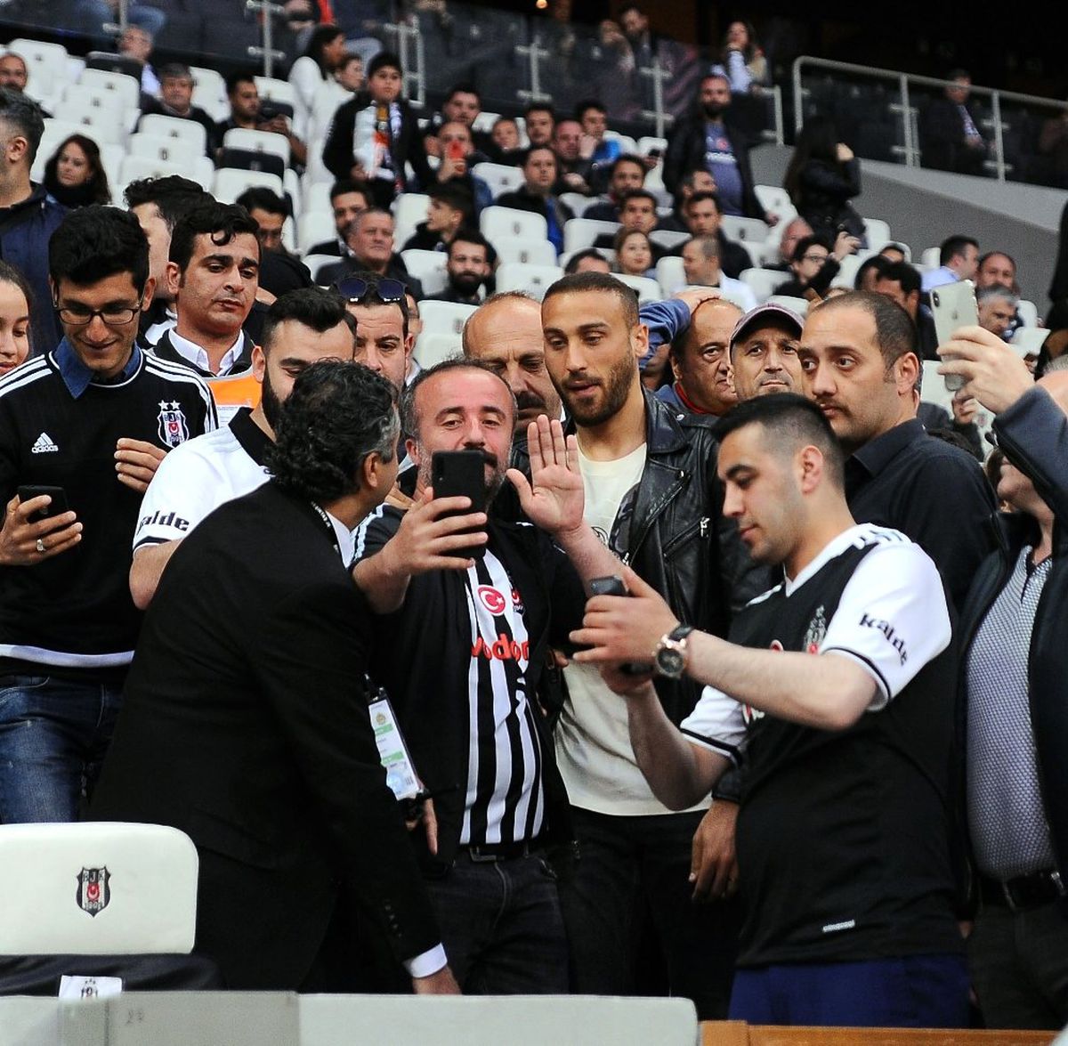 Cenk Tosun Tribünde, Oğlu Sahada