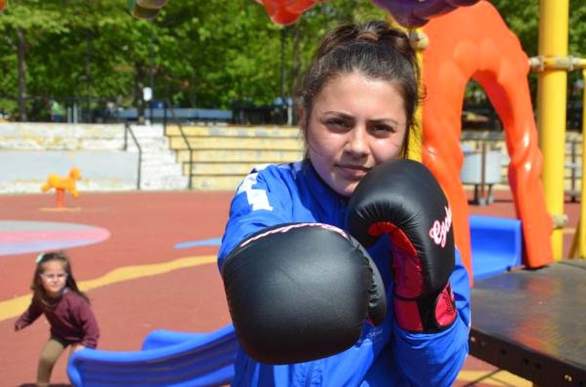 Çocuk Parkında Kick-boks Şampiyonası Antrenmanı