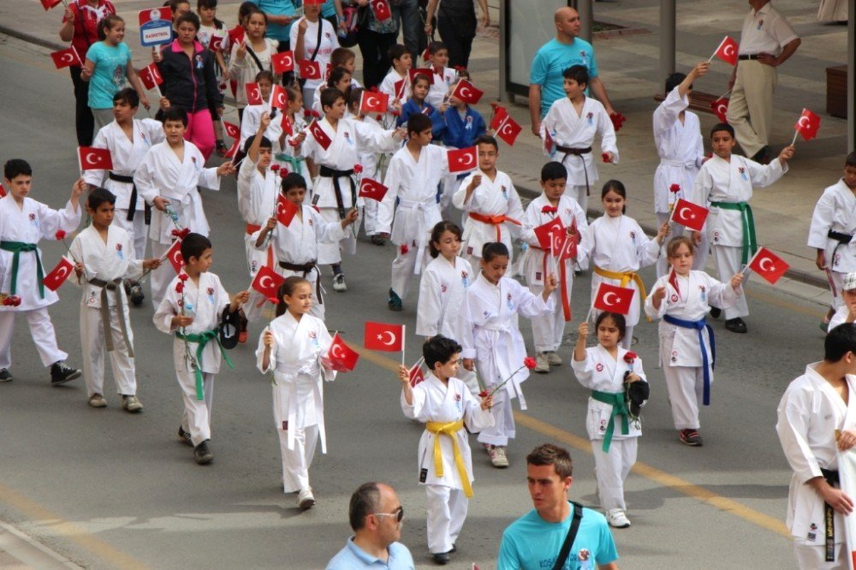 Denizli\'de 1919 Genç Aynı Anda Zeybek Oynayacak