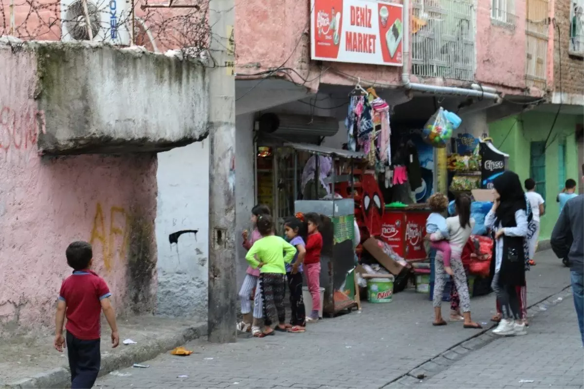 Diyarbakır\'da Kadınlar Arasında Satırlı Yardım Kolisi Kavgası