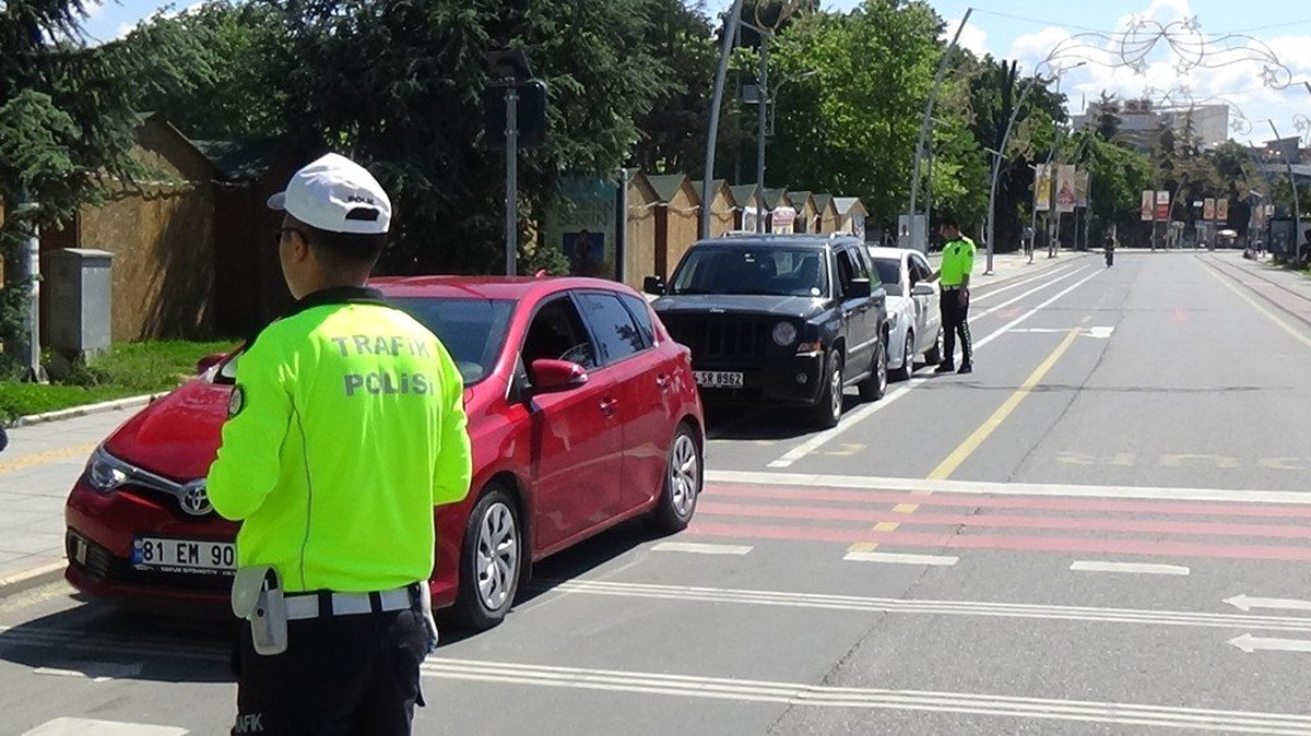 Düzce\'de Trafik Uygulamaları Aralıksız Sürüyor