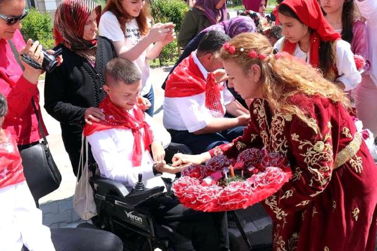 Engelli Gençlere Asker Kınası Yakıldı, Aileleri Duygulandı