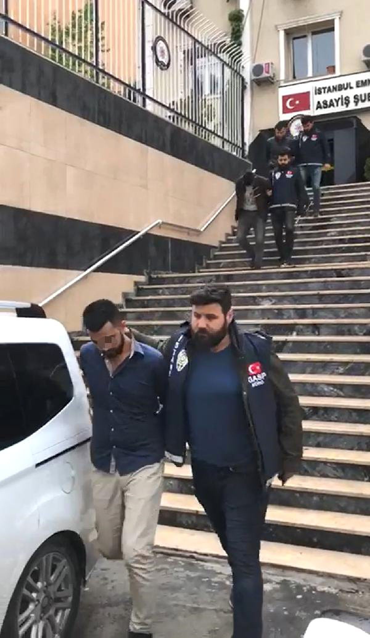 Esenyurt\'ta "Polisiz" Diyerek Para ve Telefonunu Gasp Ettiler